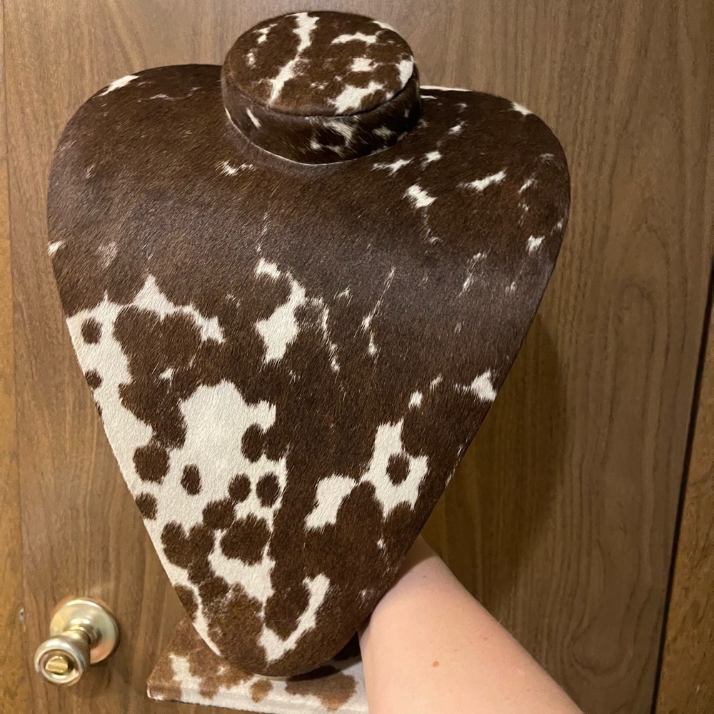 Western cowhide neck pad display
